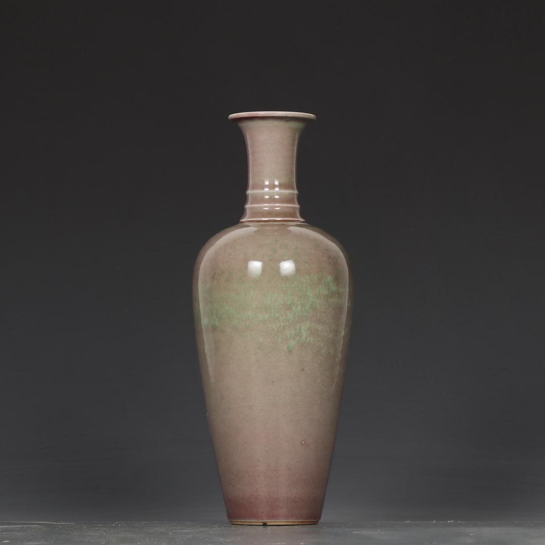 A cowpea red radish bottle made in the Kangxi period of the Qing Dynasty: Qing Dynasty Kangxi year cowpea red radish bottle Size:H:22.5cm Calibre:4.8cm Belly diameter:9.5cm (The Dimensions Of All Batches Are Manually Measured.If You Need More Detailed