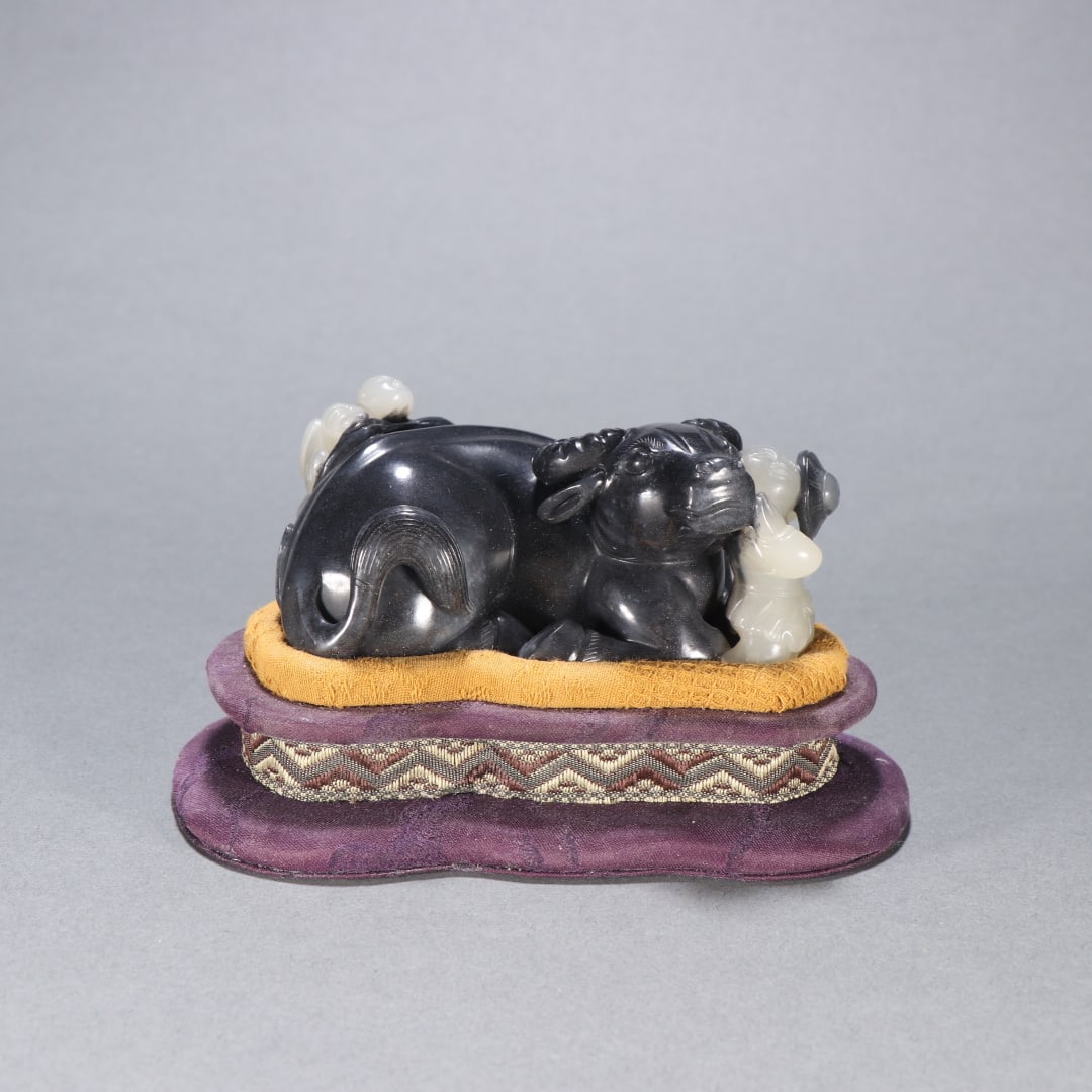 A clear blue and white seed material boy playing cow ornament: Qing blue and white seed material boy cow ornament Size:H:4cm W:9cm W:260g (The Dimensions Of All Batches Are Manually Measured.If You Need More Detailed Information,Please Contact