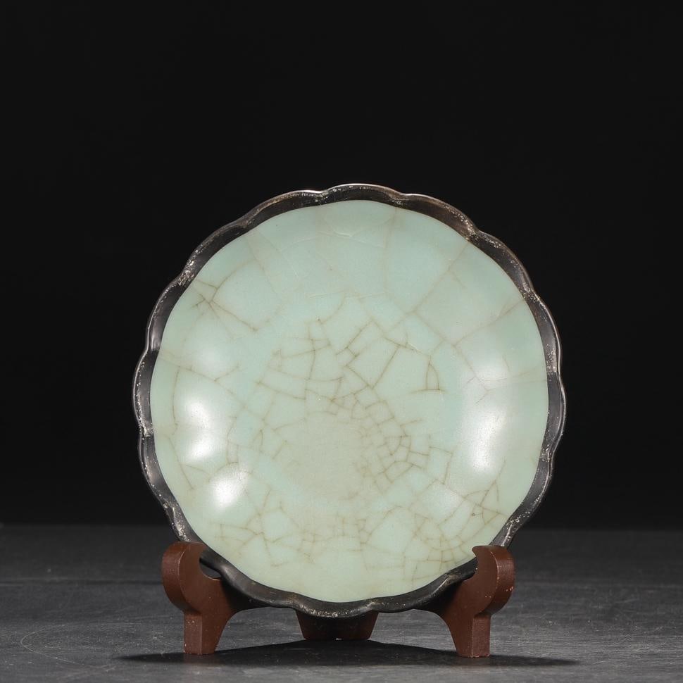 A celadon silver melon edge plate of the official kiln of the Song Dynasty: The celadon silver mouth melon edge plate of the official kiln of the Song Dynasty Size:H:3cm D:14cm (The Dimensions Of All Batches Are Manually Measured.If You Need More Detailed Information,Please C