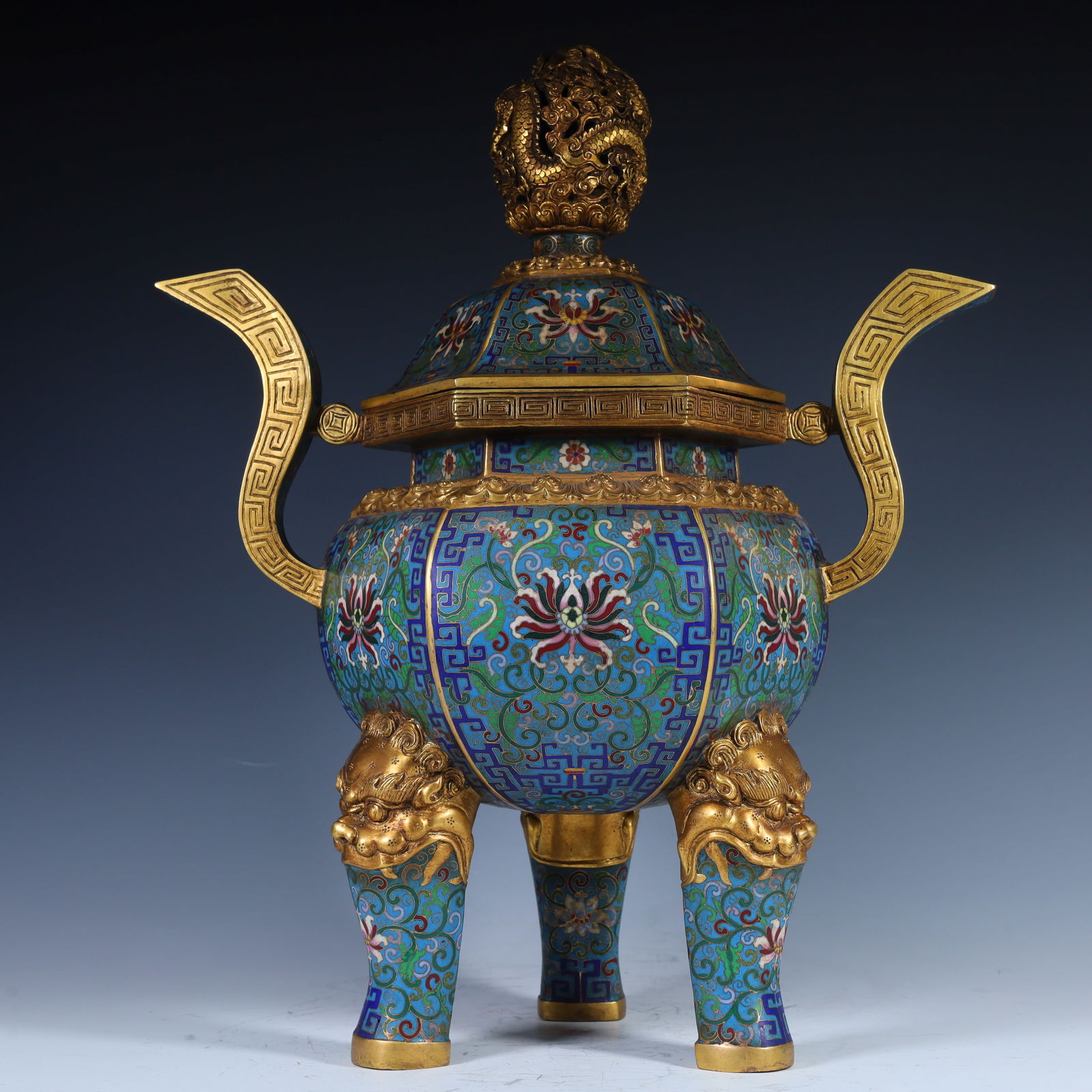 A cloisonné enamel of the Qing Dynasty is a crown ear furnace: The cloisonné enamel of the Qing Dynasty is a crown ear furnace Height 43cm,length 35cm,width 18cm,weight 9.7kg (The Dimensions Of All Batches Are Manually Measured.If You Need More Detailed Informat