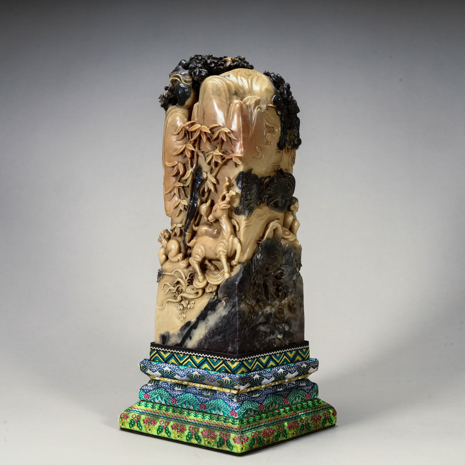 A Qing Dynasty high-quality Shoushan stone auspicious beast pattern square seal: Qing Dynasty's fine Shoushan stone auspicious beast pattern square seal Size: Height 20cm Length 7.3cm Width 7.3cm Weight 2144g (The Dimensions Of All Batches Are Manually Measured.If You Need More De