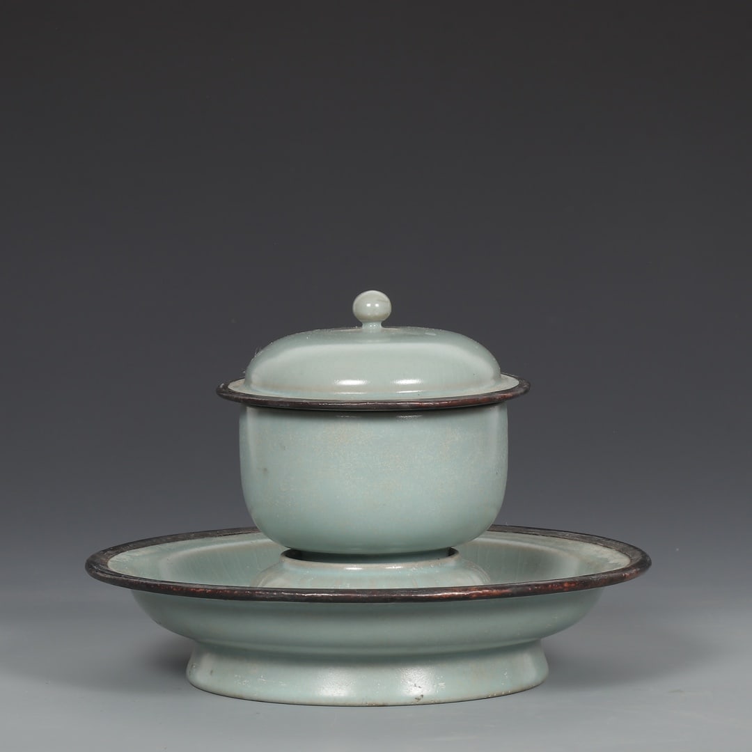 A set of Song Dynasty Ru kiln azure glaze Shoucheng Hall silver mouth imperial cup holder (1 of 9)