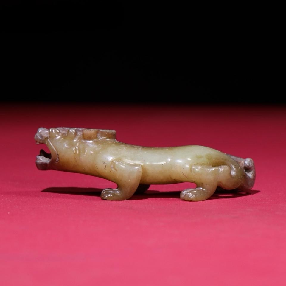 A piece of exquisite Hetian jade tiger: Exquisite Hetian Jade Tiger Size:92×27×28mm W:67g (The Dimensions Of All Batches Are Manually Measured.If You Need More Detailed Information,Please Contact Our Customer Service Before Bidding.)