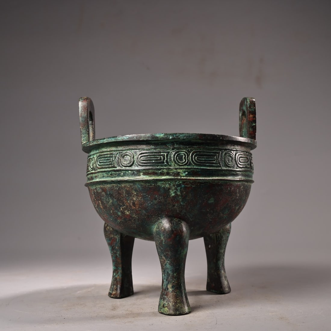 A fine bronze cauldron (1 of 9)
