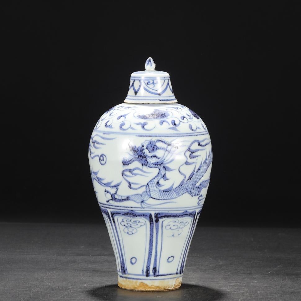 A blue and white dragon pattern plum bottle with a lid from the Yuan Dynasty (1 of 9)