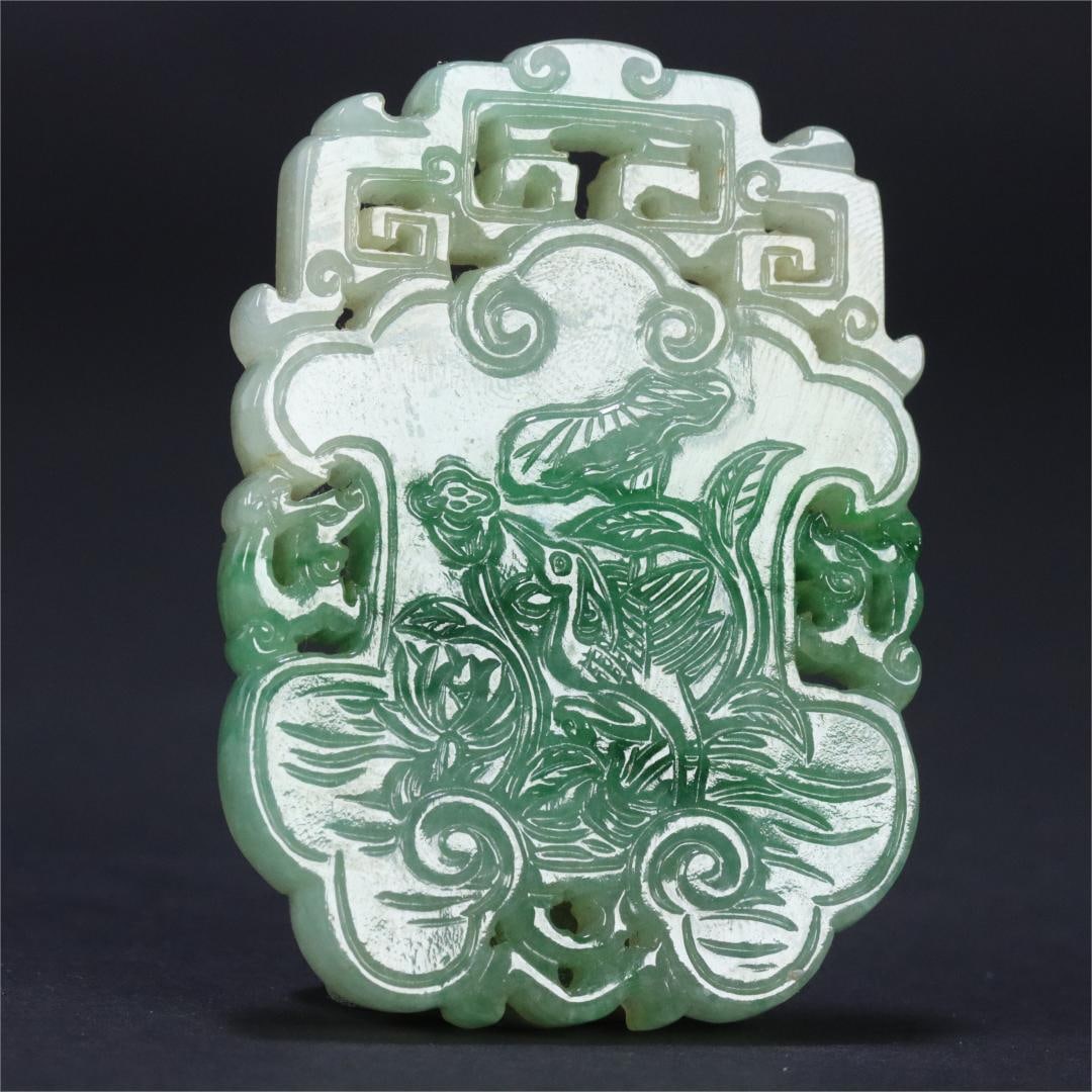 A piece of old jadeite from the Qing Dynasty all the way to the chain of science brands: The old jade of the Qing Dynasty is all the way to the chain of science brands Size:5.38x3.86x0.6cm W:33g (The Dimensions Of All Batches Are Manually Measured.If You Need More Detailed Information,Ple