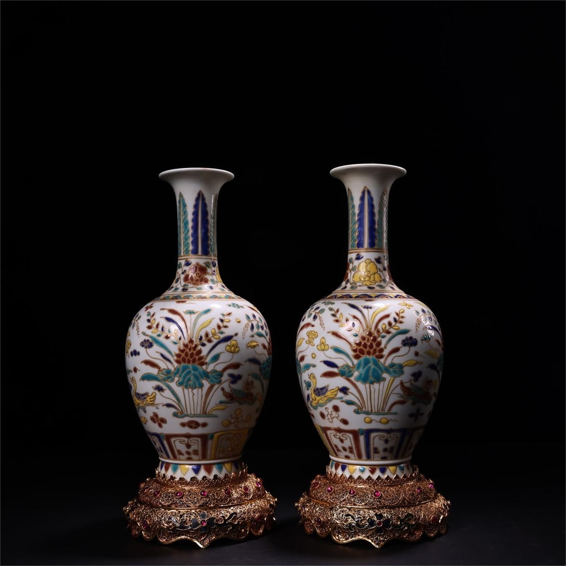 A fine pastel porcelain vase: Fine pastel porcelain vase Size:W:555g H:26cm D:12cm (The Dimensions Of All Batches Are Manually Measured.If You Need More Detailed Information,Please Contact Our Customer Service Before Bidding.)