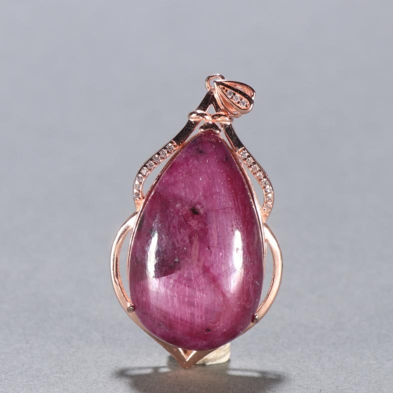 A pure gold ruby pendant from the Qing Dynasty: Pure gold ruby pendant of the Qing Dynasty Size:H:4.5cm W:2.4cm W:13.2g (The Dimensions Of All Batches Are Manually Measured.If You Need More Detailed Information,Please Contact Our Customer Service B