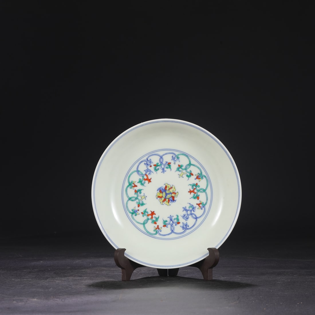A large plate of Doucai flowers from the Chenghua year of the Ming Dynasty (1 of 8)