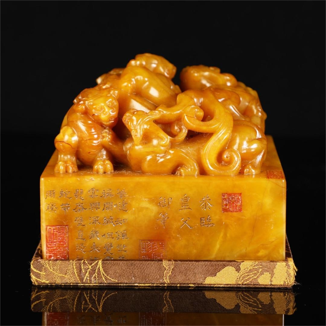A fine Shoushan Tian Huangshi and Shuo Yong prince seal: Exquisite Shoushan Tian Huangshi and Shuo Yong Prince Seal Size:W:1981g H:8.5cm W:11cm (The Dimensions Of All Batches Are Manually Measured.If You Need More Detailed Information,Please Contact Our Cus