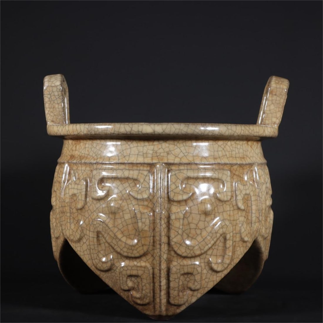 A tripod furnace of the Song Dynasty Ge kiln (1 of 9)