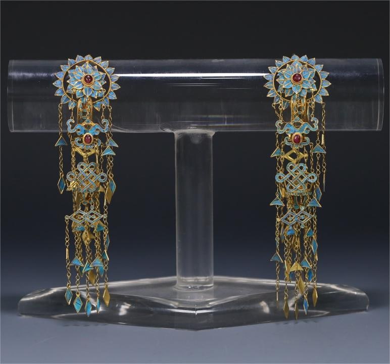 A pair of gold earrings from the Qing Dynasty Pure gold filigree dotted emerald earrings: Qing Dynasty gold earrings pure gold filigree dotted emerald earrings Size:13x3.1x4.7cm W:54g (The Dimensions Of All Batches Are Manually Measured.If You Need More Detailed Information,Please Contact