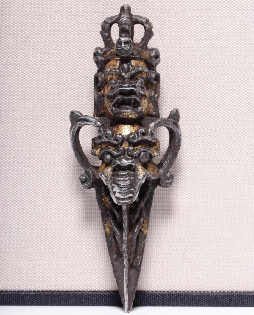 A Qing Dynasty Tiantie scissors vajra pendant (1 of 9)