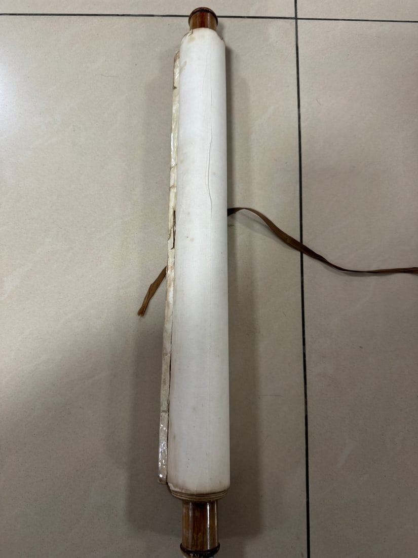 A piece of Xu Beihong's original old mounted scroll paper (1 of 10)