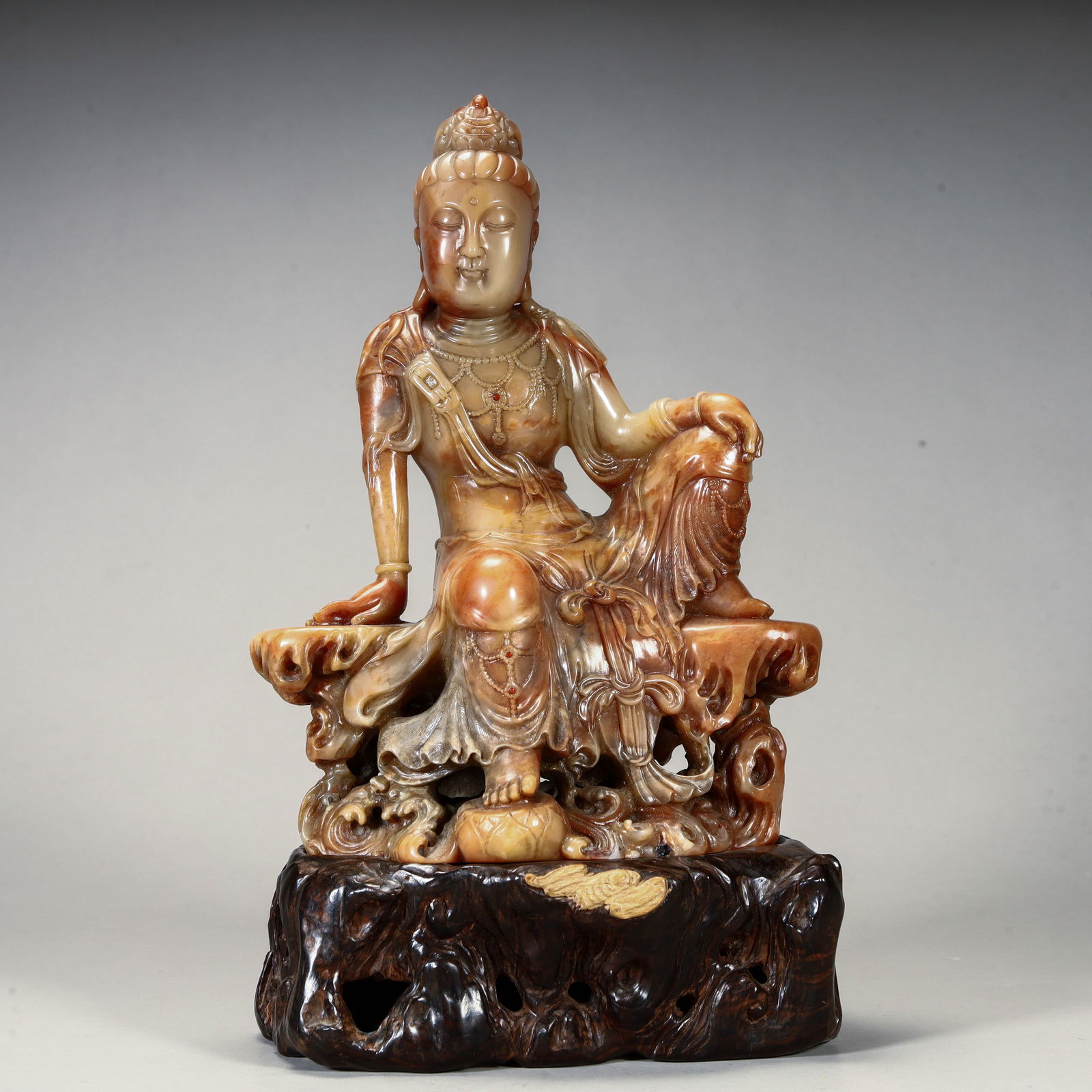 A boutique Shoushan stone Guanyin ornament from the Qing Dynasty: Qing Dynasty fine Shoushan stone Guanyin ornaments Size: Height 20cm Length 15cm Width 7.3cm Weight 1157.5g (The Dimensions Of All Batches Are Manually Measured.If You Need More Detailed Information,P