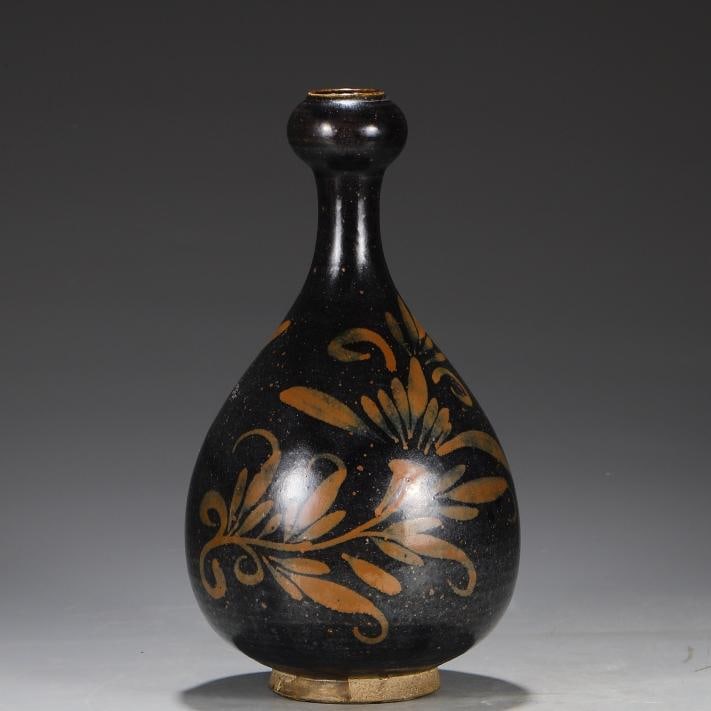 A rust-spotted royal garlic bottle from the Cizhou kiln in the Song Dynasty (1 of 9)