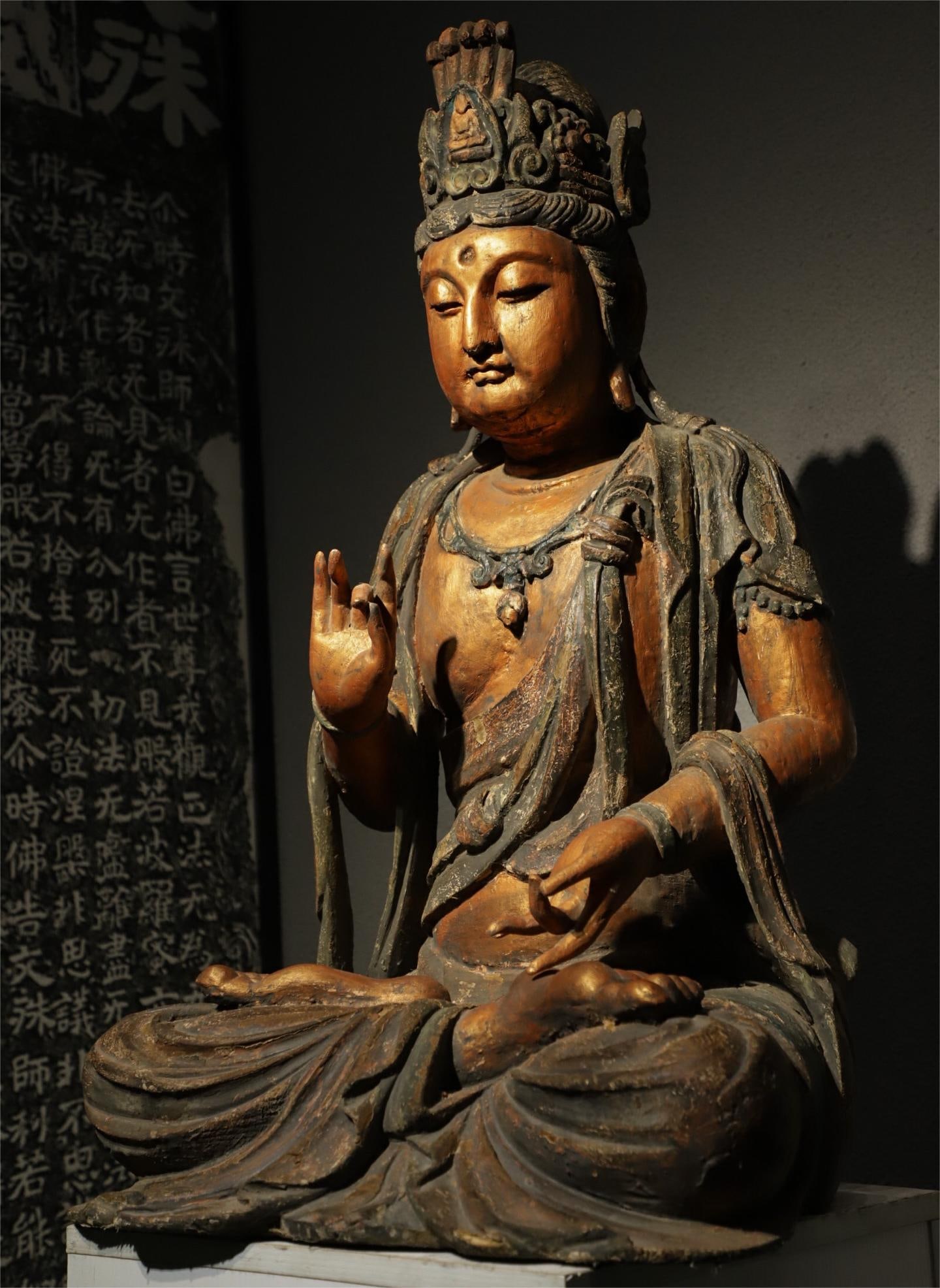 A beautiful wood-carved and gilded seated statue of Guanyin: Exquisite wood carving lacquered gold seated statue of Guanyin Bodhisattva Size:H:83cm L:50cm W:50cm (The Dimensions Of All Batches Are Manually Measured.If You Need More Detailed Information,Please C