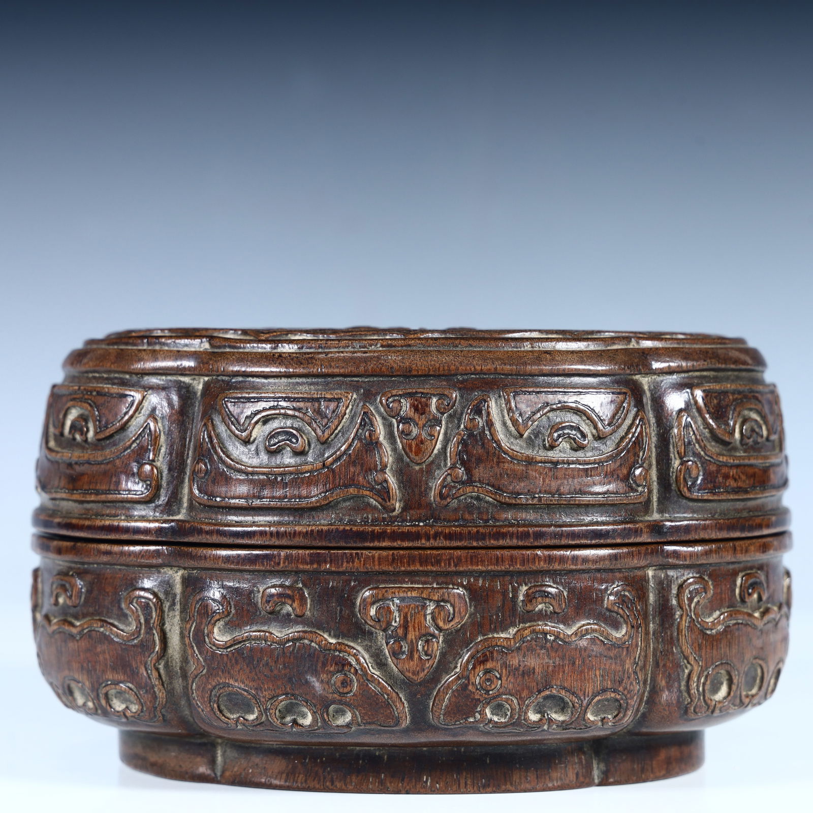A Qing Dynasty boutique agarwood animal face pattern lid box: Qing Dynasty's high-quality agarwood animal face pattern lid box Size: Height 8.5cm Length 14cm Width 12cm Weight 337g (The Dimensions Of All Batches Are Manually Measured.If You Need More Detailed In