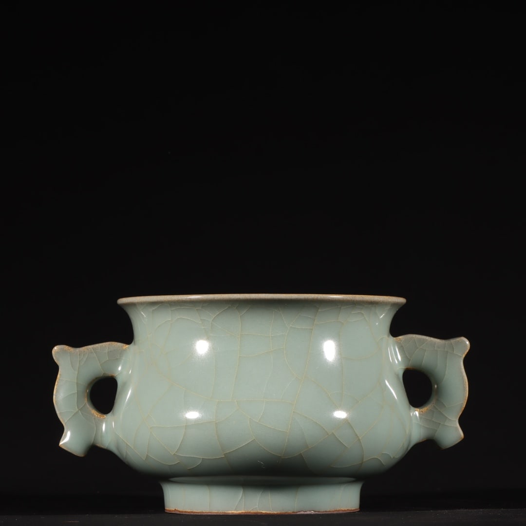 A kiln celadon bowl furnace of Song Longquan officials (1 of 9)
