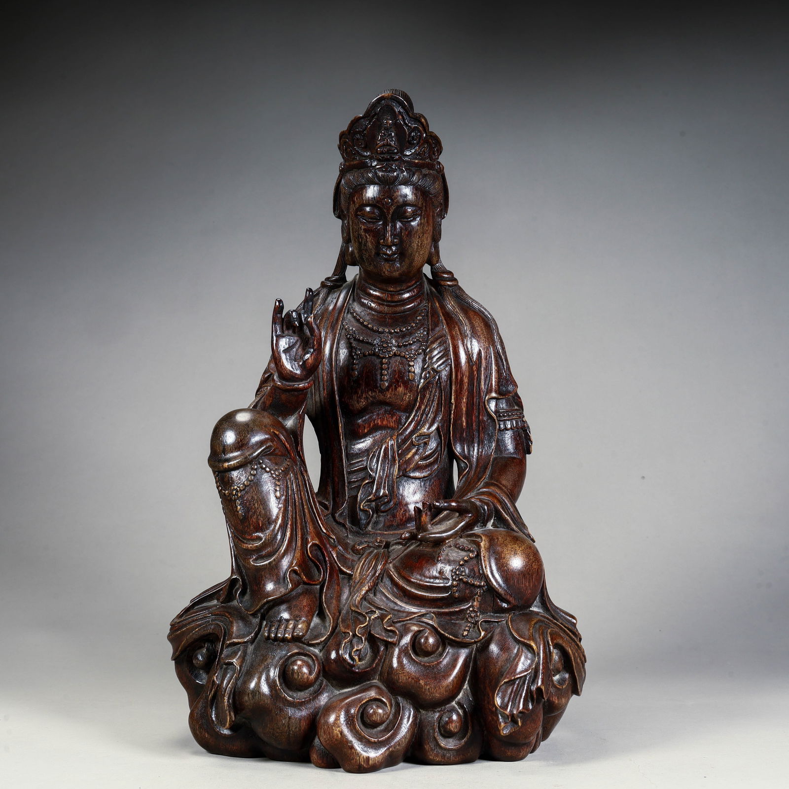 A piece of fine agarwood Guanyin from the Qing Dynasty: Qing Dynasty's fine agarwood Guanyin Size: Height 33cm Length 20cm Width 15cm Weight 1026g (The Dimensions Of All Batches Are Manually Measured.If You Need More Detailed Information,Please Contact Our