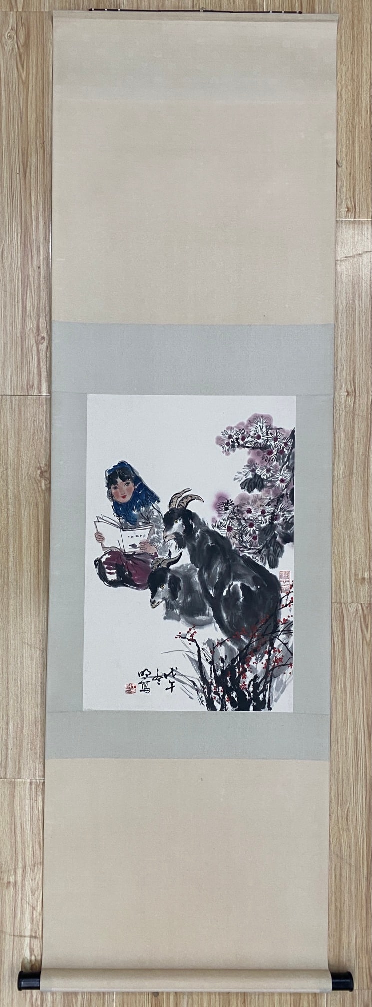 A picture of Wang Mingming's character: Wang Mingming's character picture Flower core Size:67x44cm (The Dimensions Of All Batches Are Manually Measured.If You Need More Detailed Information,Please Contact Our Customer Service Before Bidding