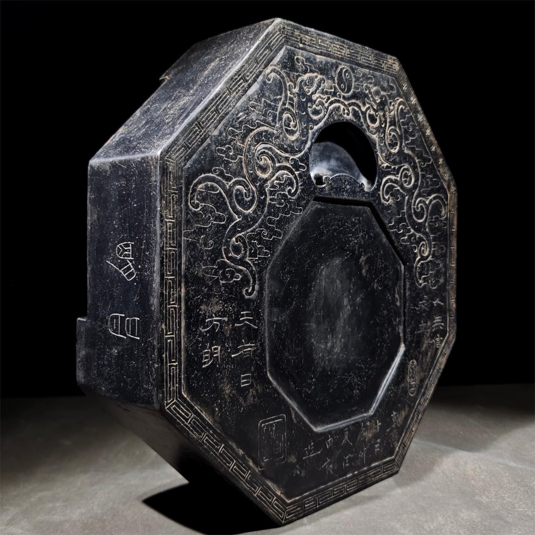 An octagonal inkstone of Wang Youdun's Hong Liangji style (1 of 9)