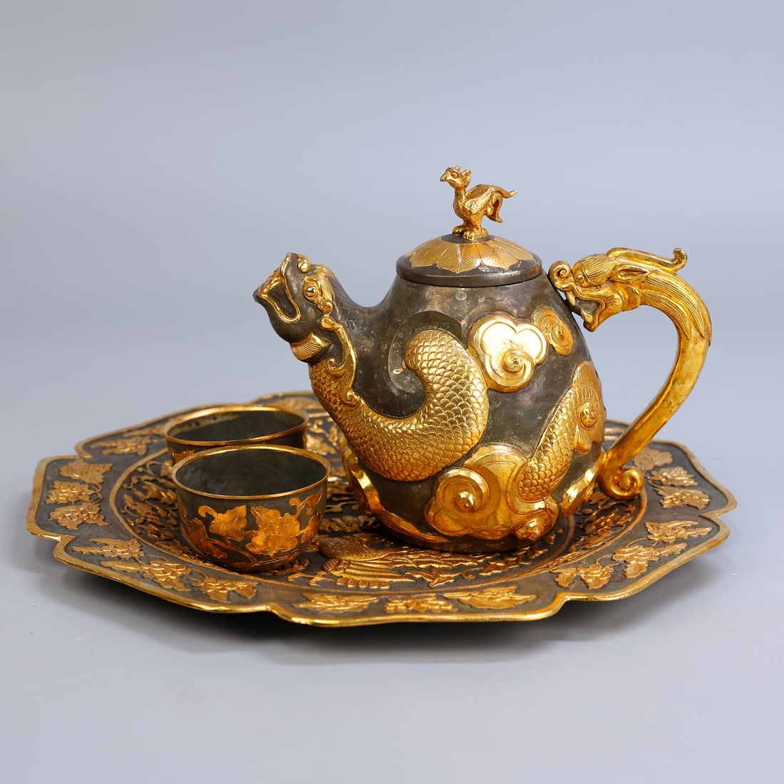 A set of exquisite gold-plated embossed tea sets: Exquisite gold-plated embossed tea set Size:W:1575g H:17cm W:28cm Serving tray W:695g H:2.5cm W:28cm Drinking set W:715g H:17cm W:19cm Wine glass W:165g H:4cm W:6cm (The Dimensions Of All Batches Are