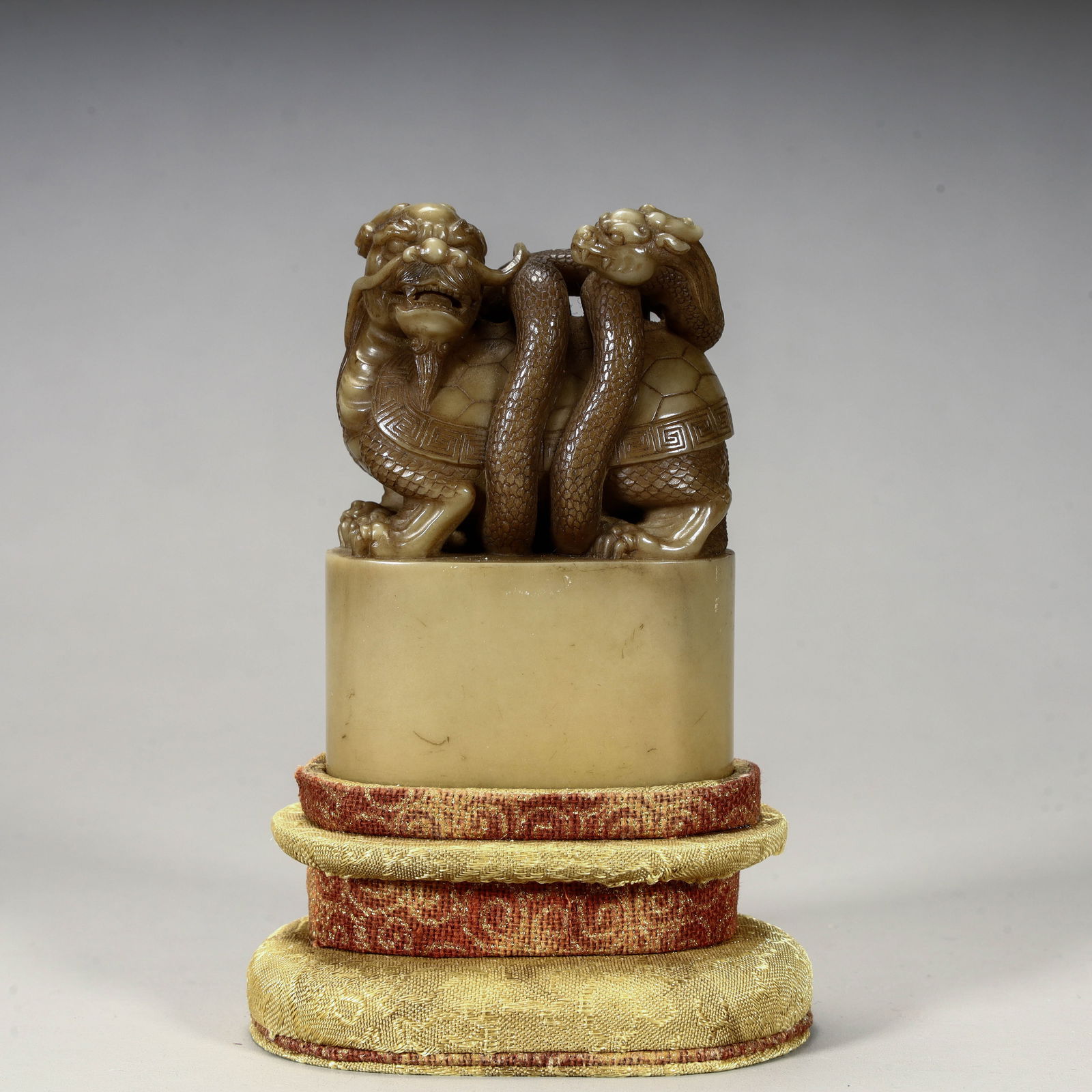 A fine Shoushan stone dragon turtle button seal of the Qing Dynasty: Qing Dynasty's high-quality Shoushan stone dragon turtle button seal Size: Height 2.5cm Length 5.2cm Width 2.8cm Weight 200g (The Dimensions Of All Batches Are Manually Measured.If You Need More Detai