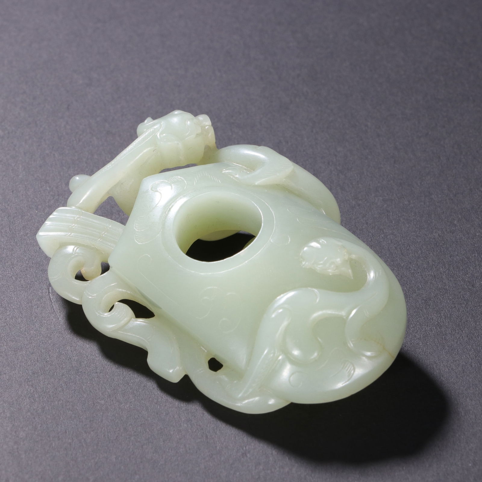 A beautiful Hetian jade carved dragon pendant (1 of 9)