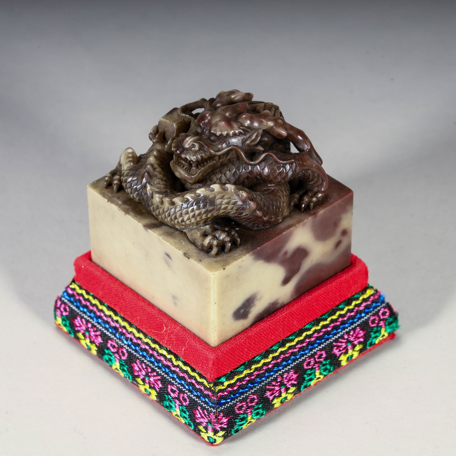 A Qing Dynasty high-quality Shoushan stone dragon button seal: Qing Dynasty's high-quality Shoushan stone dragon button seal Size: Height 5.5cm,Length 5cm,Width 5cm,Weight 260.5g (The Dimensions Of All Batches Are Manually Measured.If You Need More Detailed Infor