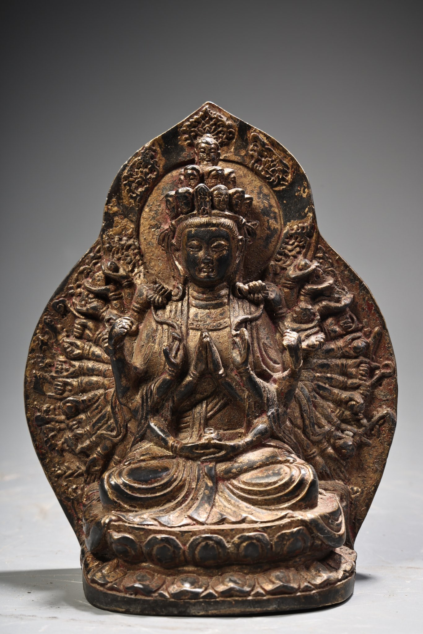 A beautiful pure copper all-copper high-relief carved clay gold thousand-handed Guanyin Buddha (1 of 11)