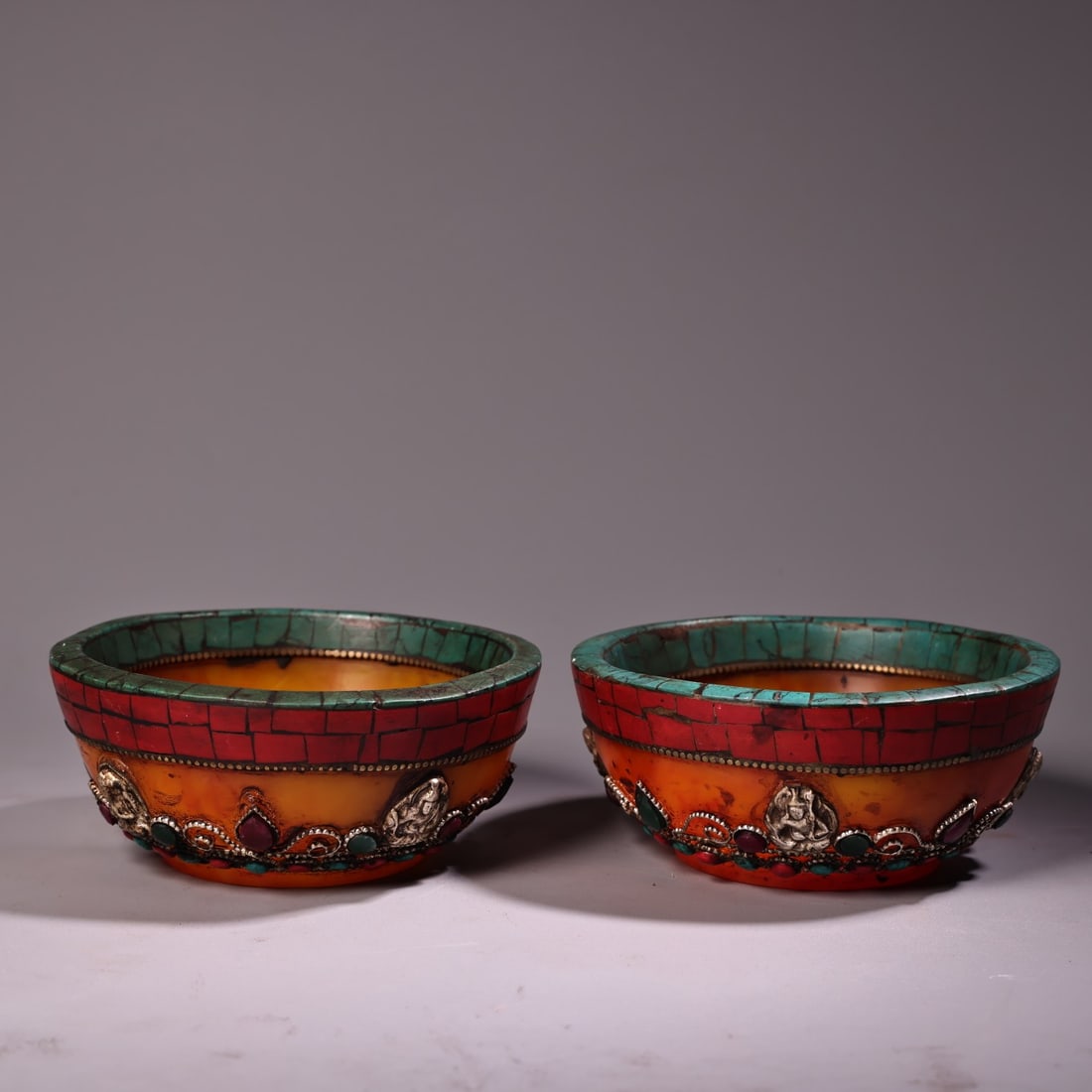 A beautifully encrusted gemstone filigree ghee bowl: Beautifully encrusted gemstone filigree ghee bowl Size:W:460g D:12cm H:5cm (The Dimensions Of All Batches Are Manually Measured.If You Need More Detailed Information,Please Contact Our Customer Servic