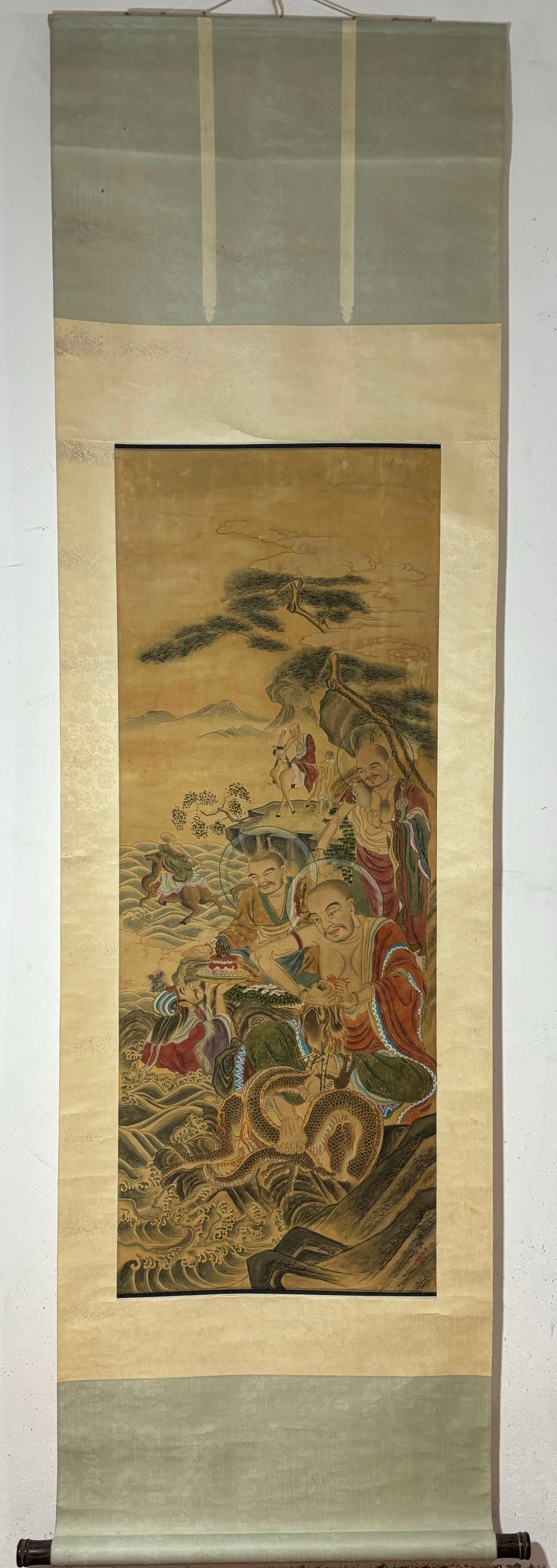 A picture of Ding Yunpeng's Arhat in the Ming Dynasty: Ming Dynasty Ding Yunpeng's Arhat Picture Flower core Size:121x46cm (The Dimensions Of All Batches Are Manually Measured.If You Need More Detailed Information,Please Contact Our Customer Service Befor