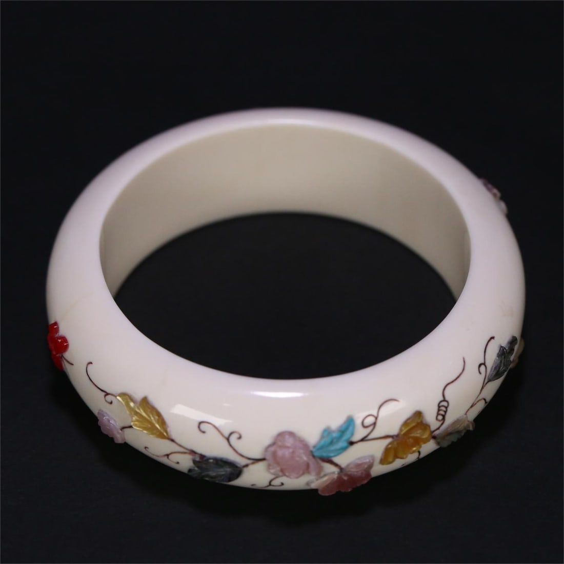 A beautiful old treasure inlaid butterfly flower bracelet: Exquisite old treasure inlaid butterfly flower bracelet lnside diameter:5.6cm W:2cm W:51.2g (The Dimensions Of All Batches Are Manually Measured.If You Need More Detailed Information,Please Contact Ou