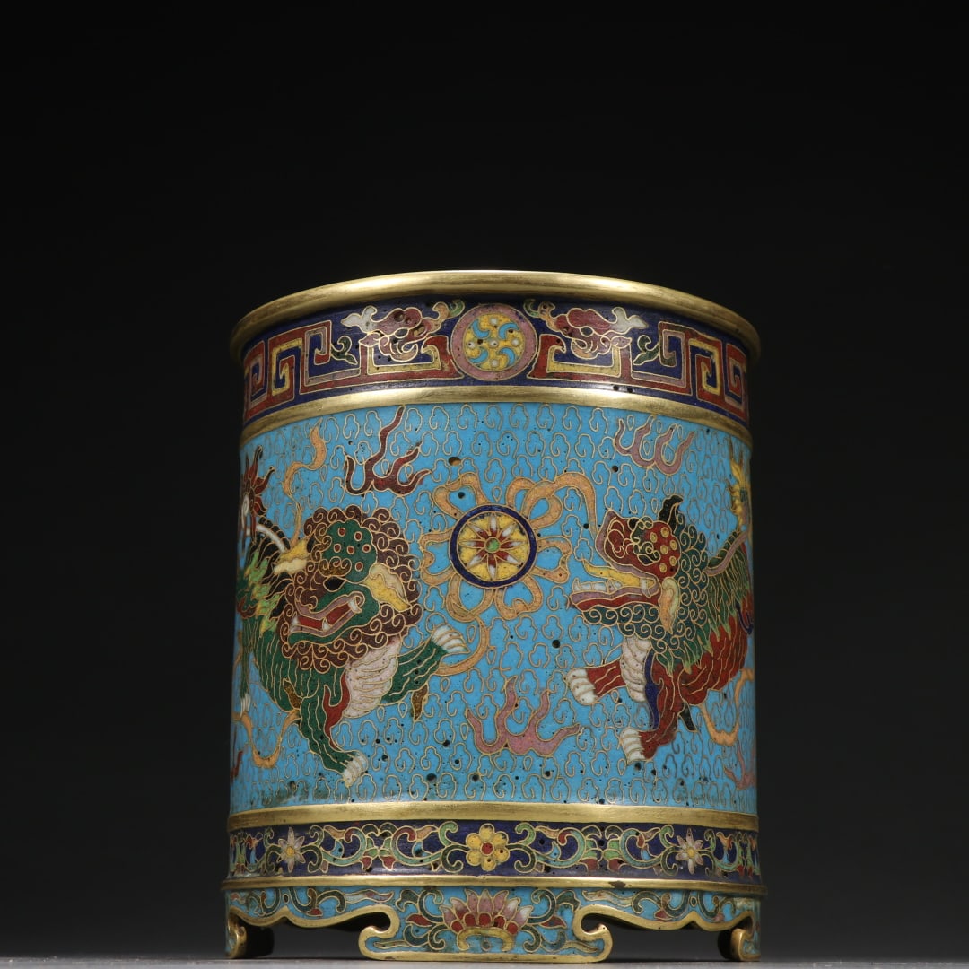 A copper-gilt cloisonné lion play ball pattern pen holder from the Qing Dynasty: Qing Dynasty copper gilt cloisonné lion play ball pattern pen holder Size:H:15.5cm W:13.5cm W:1562.1g (The Dimensions Of All Batches Are Manually Measured.If You Need More Detailed Information,Please