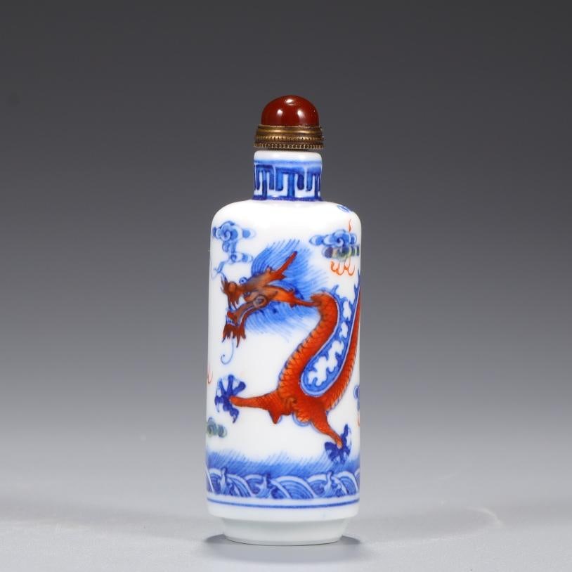 A Doucai dragon-patterned snuff bottle made in the Qianlong period of the Qing Dynasty (1 of 8)