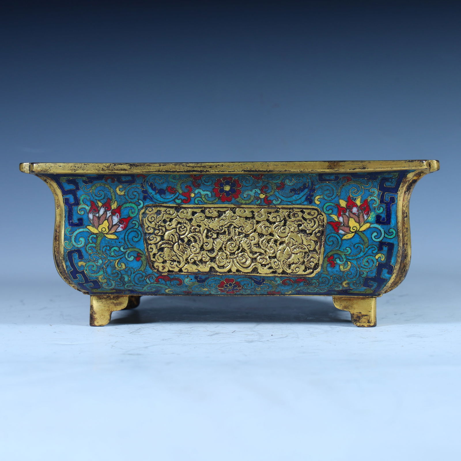 A cloisonné entwined lotus carved square flower pot from the Qing Dynasty: The cloisonné entwined lotus of the Qing Dynasty is carved into a square flower pot Height 8.4cm,length 20.8cm,width 14cm,weight 1kg (The Dimensions Of All Batches Are Manually Measured.If You Need M