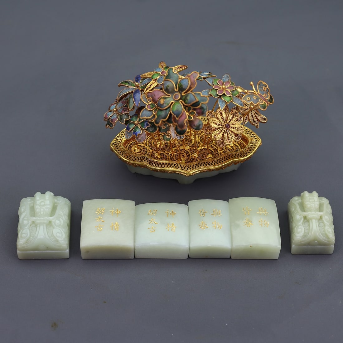 A set of Hetian jade seal flower pots from the Qing Dynasty: A set of Hetian jade seal flower pots from the Qing Dynasty Size:W:2860g H:12cm L:13cm W:7cm W:245g (The Dimensions Of All Batches Are Manually Measured.If You Need More Detailed Information,Please Co