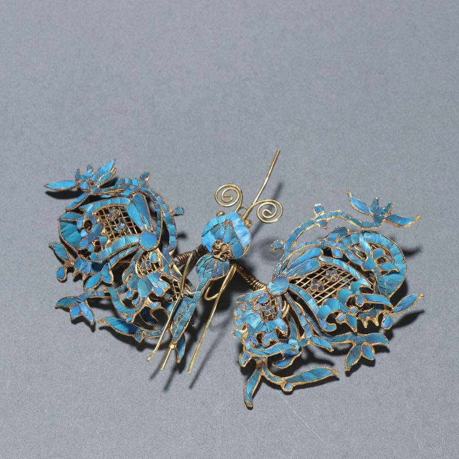 A silver-gilt emerald butterfly-shaped hairpin from the Qing Dynasty (1 of 9)