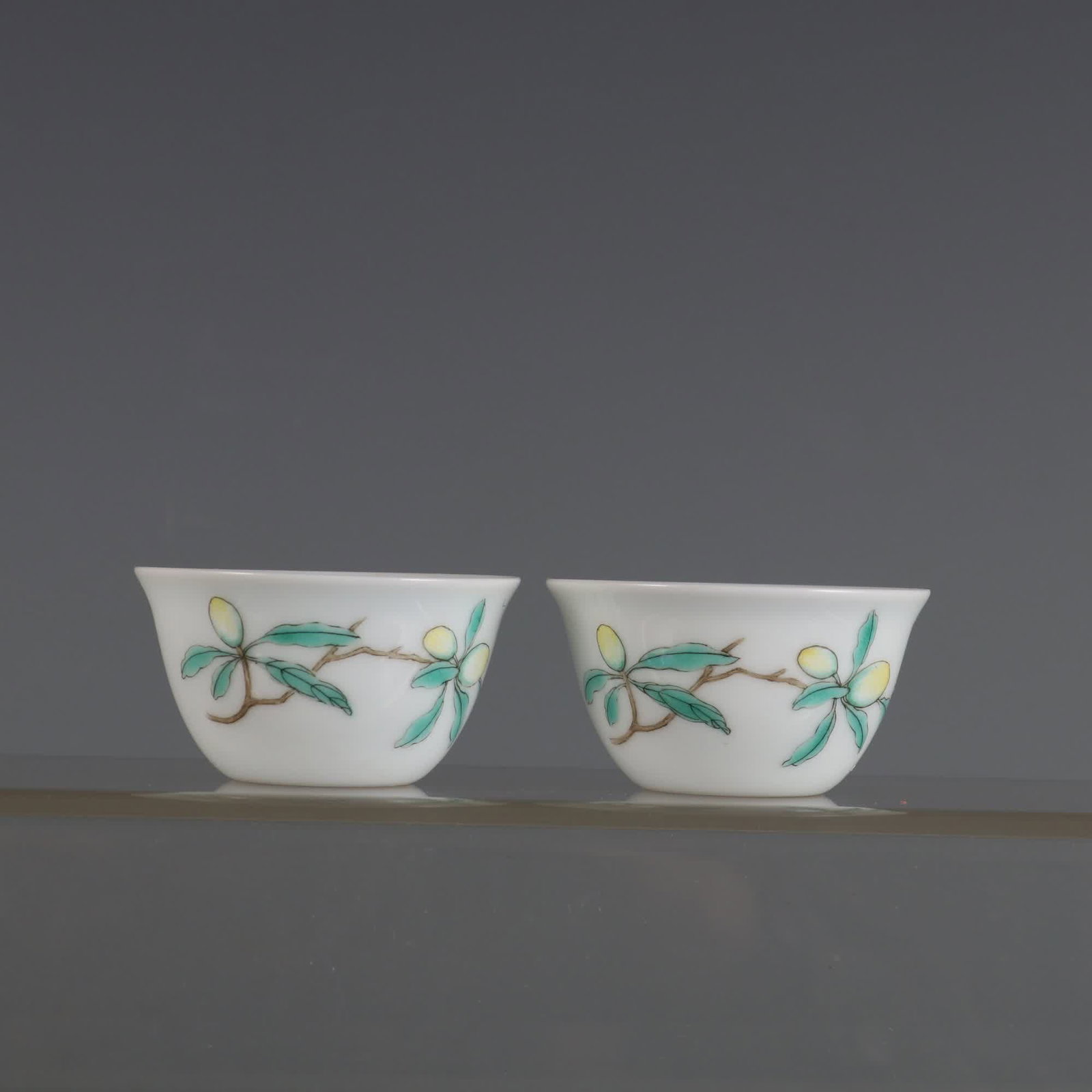 A pair of pastel pipa pattern cups made in the Qing Yongzheng year: A pair of pastel pipa pattern cups made in the Qing Yongzheng year SIZE: H:3cm MouthD:5.6cm (The Dimensions Of All Batches Are Manually Measured.If You Need More Detailed Information, Please Contact O
