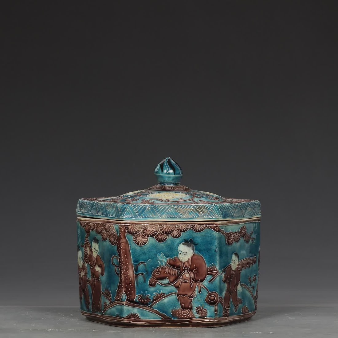 A piece of Ming Jiajing enamel color baby play picture hexagonal cover box (1 of 8)