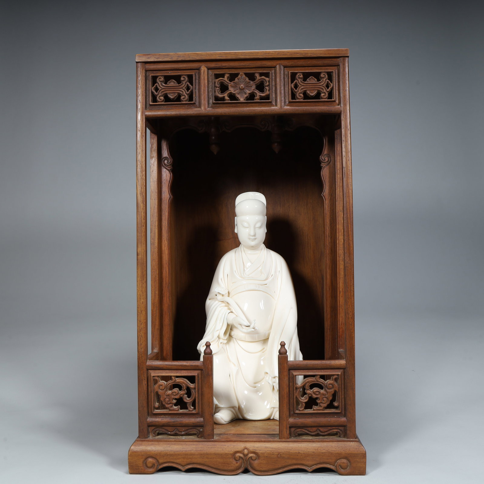 A white porcelain statue of the Wenchang Emperor of the Qing Dynasty (with a wooden carving niche): Qing Dynasty Wenchang Emperor White Porcelain Statue (with Wood Carving Niche) SIZE: Total W: 5.3kgH: 28cm L: 13cm W: 12cm W: 1.7kg (The Dimensions Of All Batches Are Manually Measured.If You Need Mor