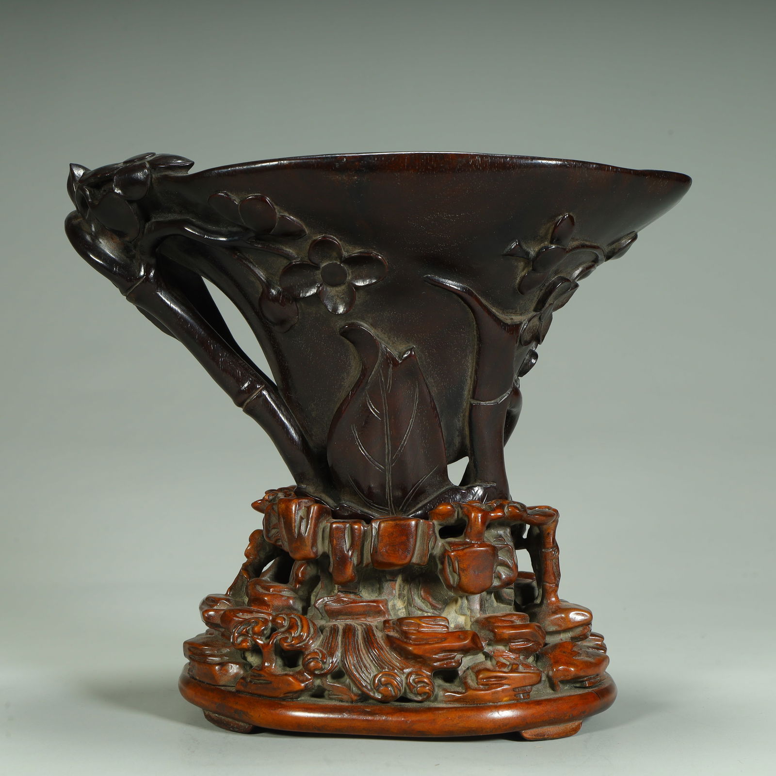 A Qing Dynasty rosewood carved cup in the shape of rhinoceros horn: Qing Dynasty rosewood carved cup in the shape of rhinoceros horn, SIZE: Total H: 17cm L: 18.5cm W: 11.5cm Total W: 663g (The Dimensions Of All Batches Are Manually Measured.If You Need More Detailed I
