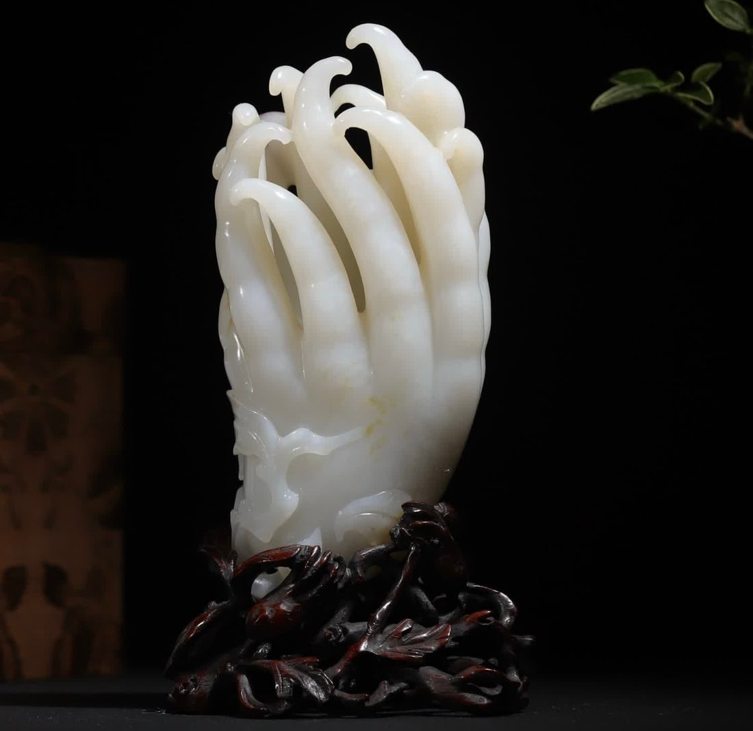 A Qing Dynasty white jade and Tian jade Buddha's hand (1 of 10)