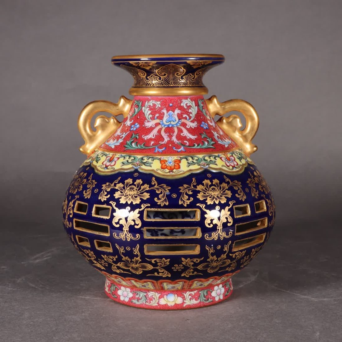 A Qing Qianlong pastel sacrifice blue glaze gold carmine red double auricular heart vase: Qing Qianlong pastel sacrifice blue glaze gilded carmine red double ear heart vase SIZE: H: 18.5cm MouthD: 8.5cm Bottom diameter 10.3cm (The Dimensions Of All Batches Are Manually Measured.If You Need