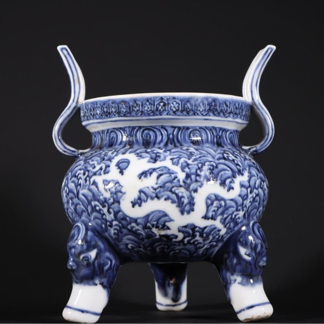 A Ming Dynasty Yongle blue and white dragon pattern incense burner (1 of 9)