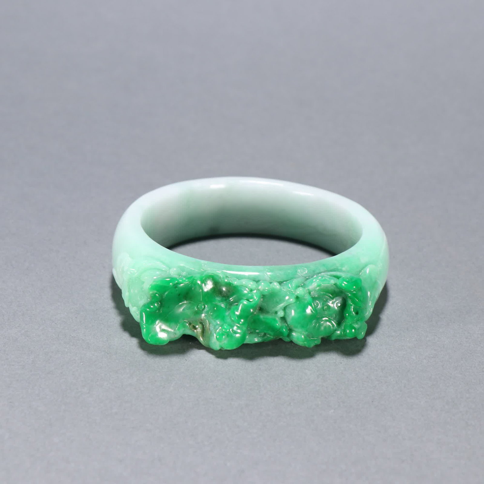 A Qing Dynasty jade intricately carved lotus leaf lotus bracelet: Qing Dynasty jade intricately carved lotus leaf lotus bracelet SIZE: Inner diameter 5.6cm W:1.5cm W:93.5g (The Dimensions Of All Batches Are Manually Measured.If You Need More Detailed