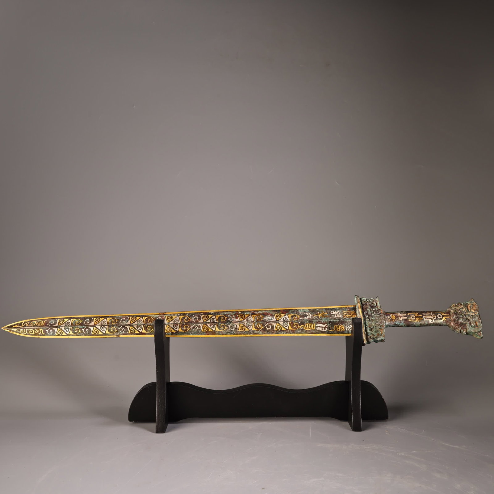 A Qing Dynasty gold and silver bronze sword: A gold and silver bronze sword in the Qing Dynasty SIZE: W:650g L:64cm W:5.5cm (The Dimensions Of All Batches Are Manually Measured.If You Need More Detailed Information, Please Contact Our Customer S