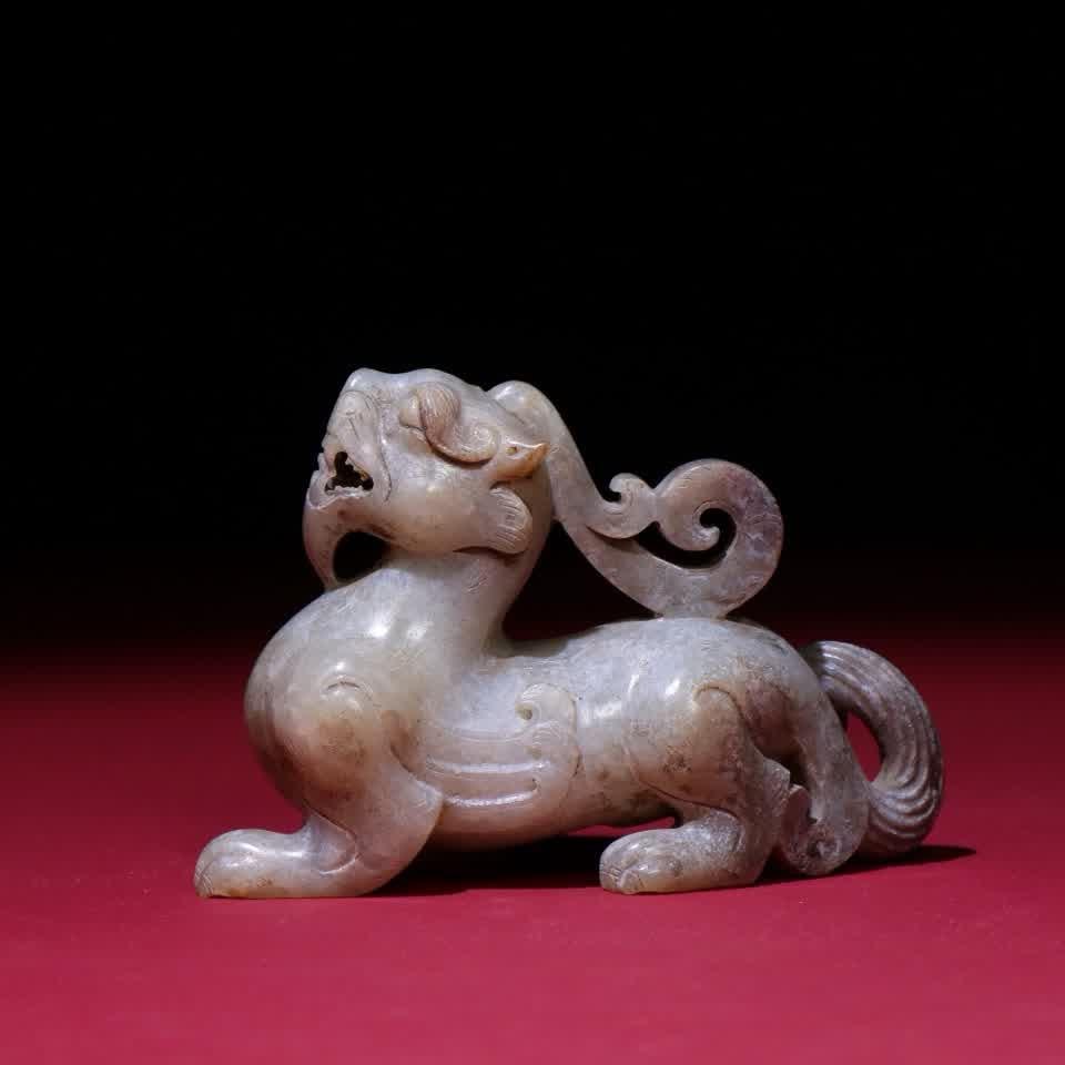 A piece of Han Dynasty jade beast handle: Han Dynasty jade beast handle SIZE: 92x60x33mm W:115g (The Dimensions Of All Batches Are Manually Measured.If You Need More Detailed Information, Please Contact Our Customer Service Before Bidding.)