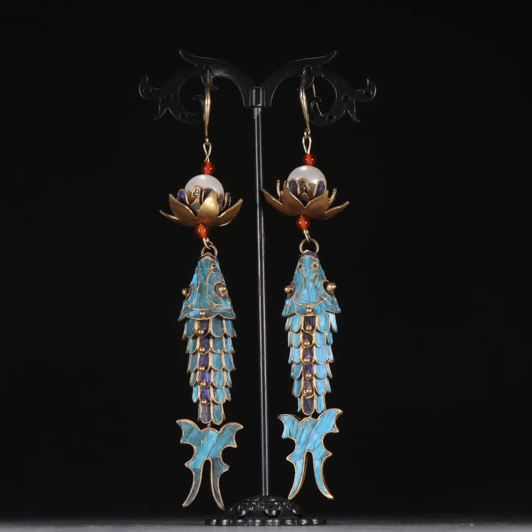 A pair of silver-gilt emerald pearl fish-shaped earrings in the Qing Dynasty: Qing Dynasty A pair of silver-gilt emerald pearl fish-shaped earrings SIZE: L: 11.9cm W: 2.2cm Total W: 33.1g (The Dimensions Of All Batches Are Manually Measured.If You Need More Detailed Information